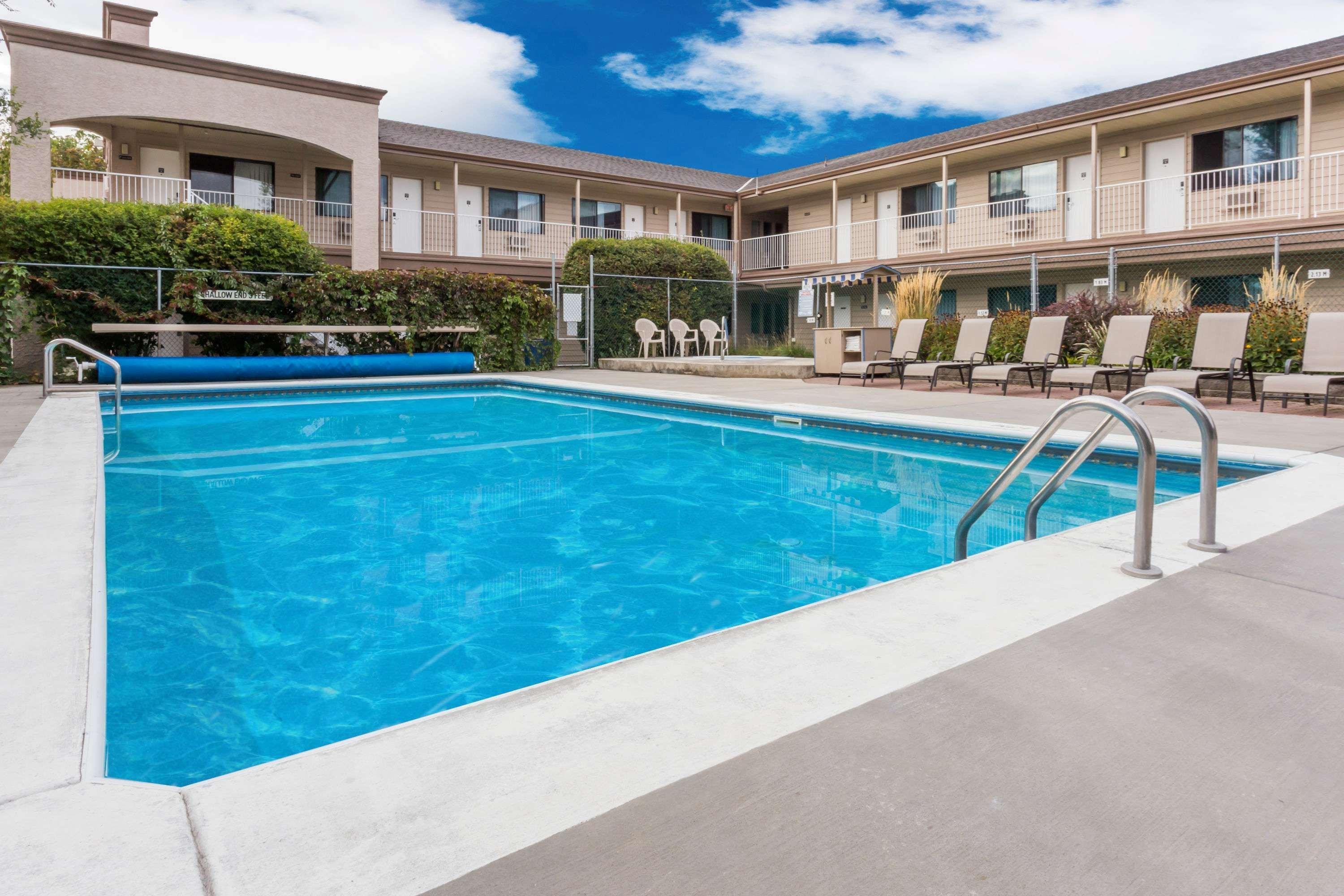 Super 8 By Wyndham Kelowna Bc Ngoại thất bức ảnh