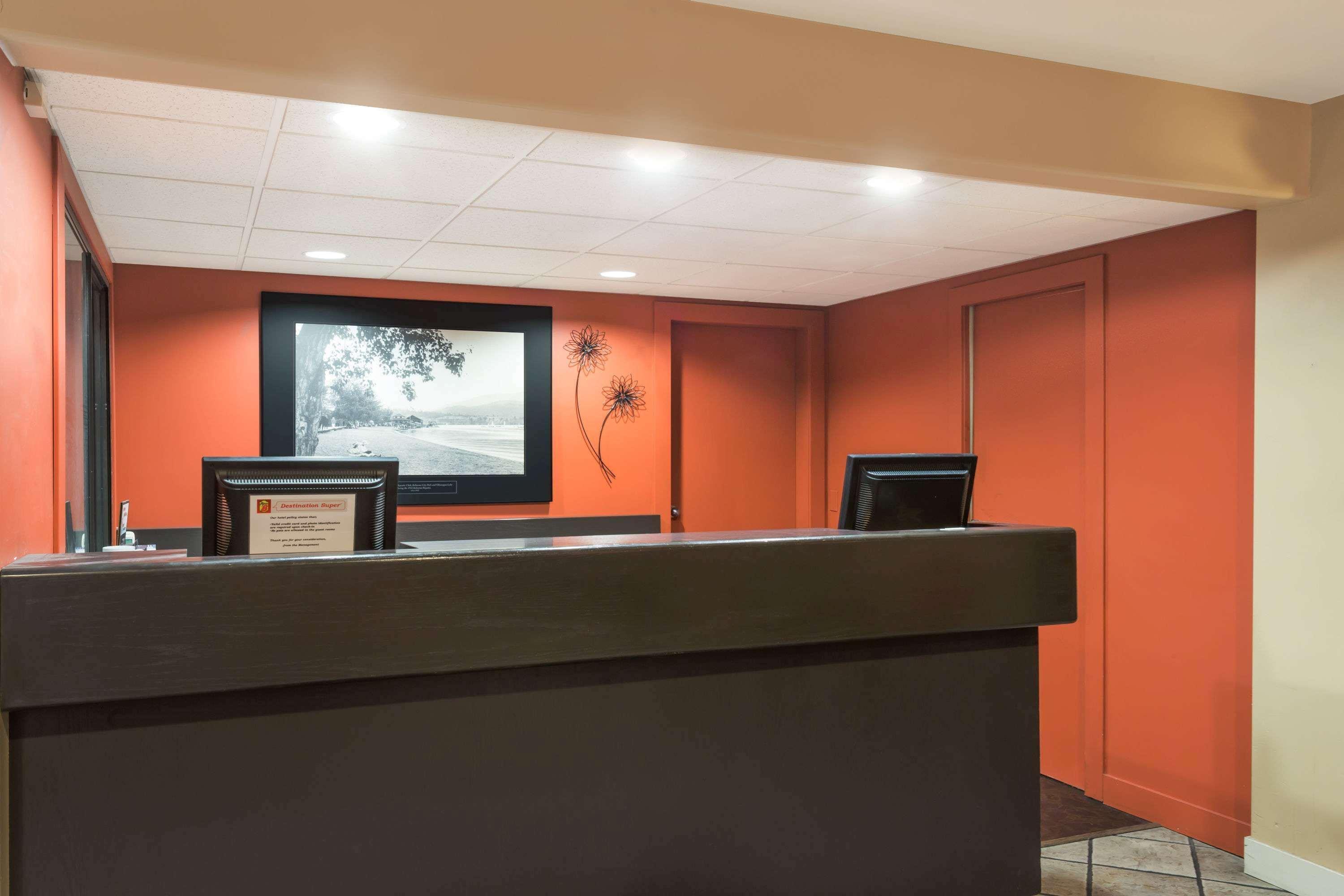 Super 8 By Wyndham Kelowna Bc Ngoại thất bức ảnh