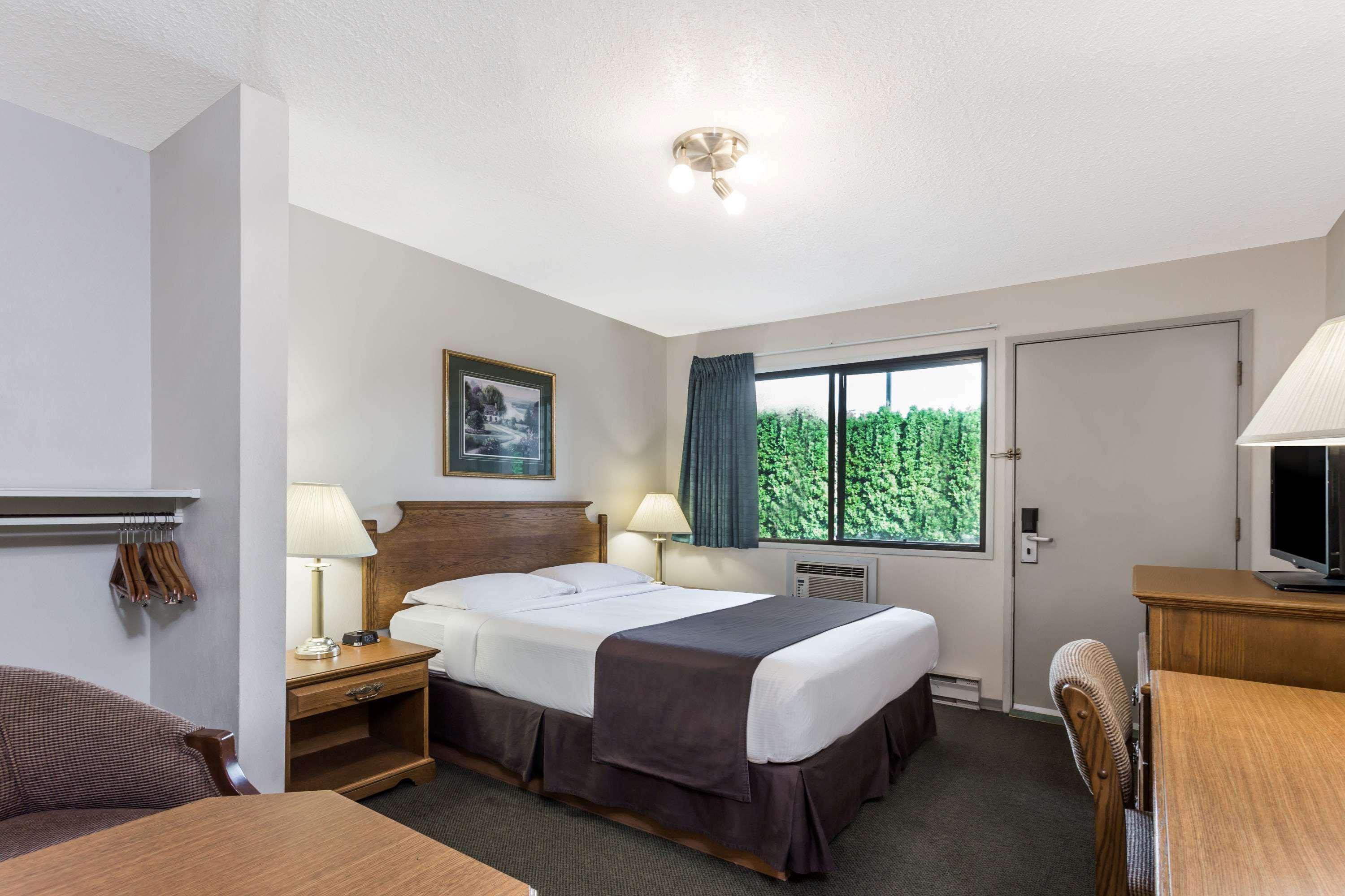 Super 8 By Wyndham Kelowna Bc Ngoại thất bức ảnh