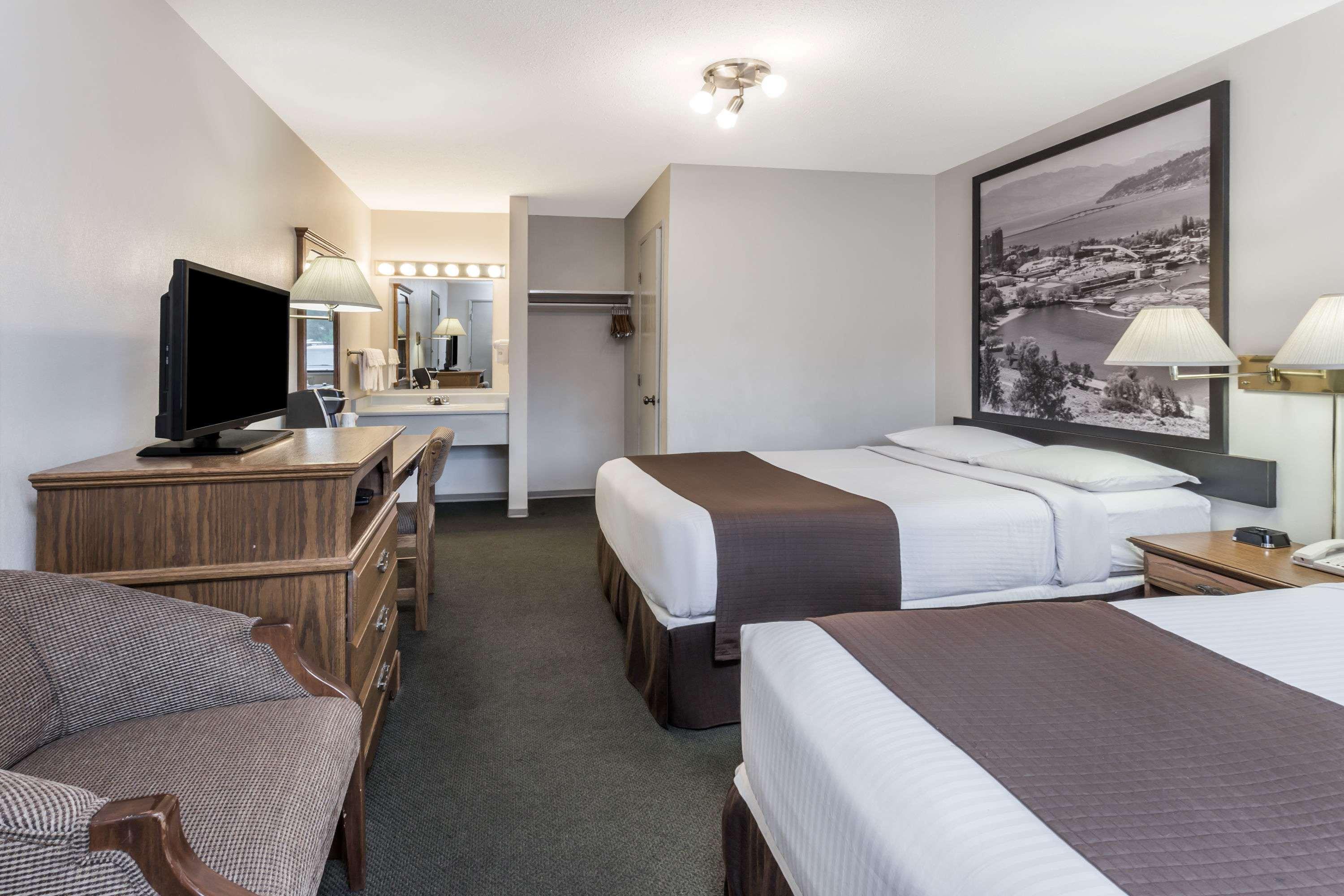 Super 8 By Wyndham Kelowna Bc Ngoại thất bức ảnh
