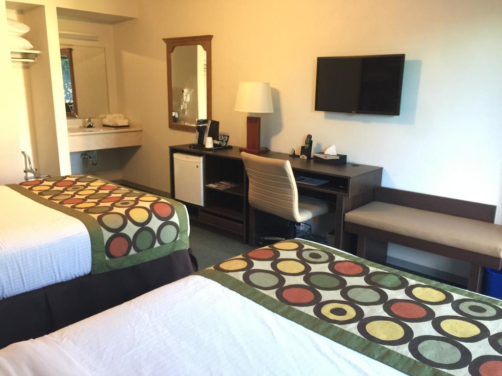 Super 8 By Wyndham Kelowna Bc Ngoại thất bức ảnh