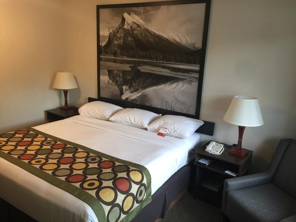 Super 8 By Wyndham Kelowna Bc Ngoại thất bức ảnh