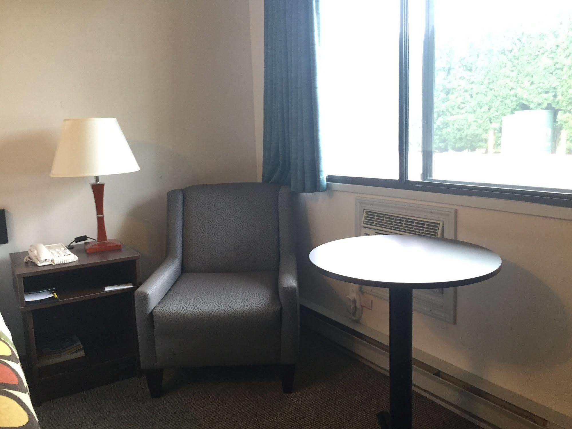 Super 8 By Wyndham Kelowna Bc Ngoại thất bức ảnh