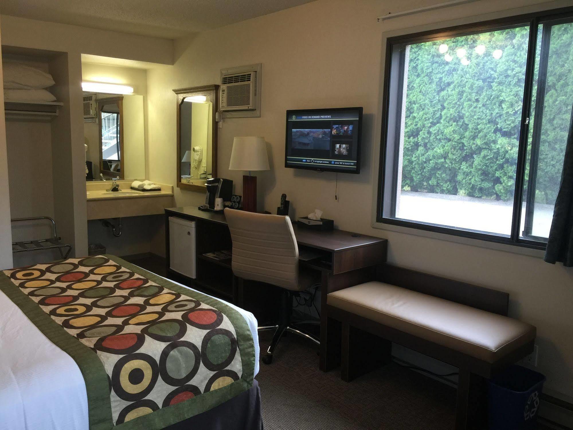 Super 8 By Wyndham Kelowna Bc Ngoại thất bức ảnh