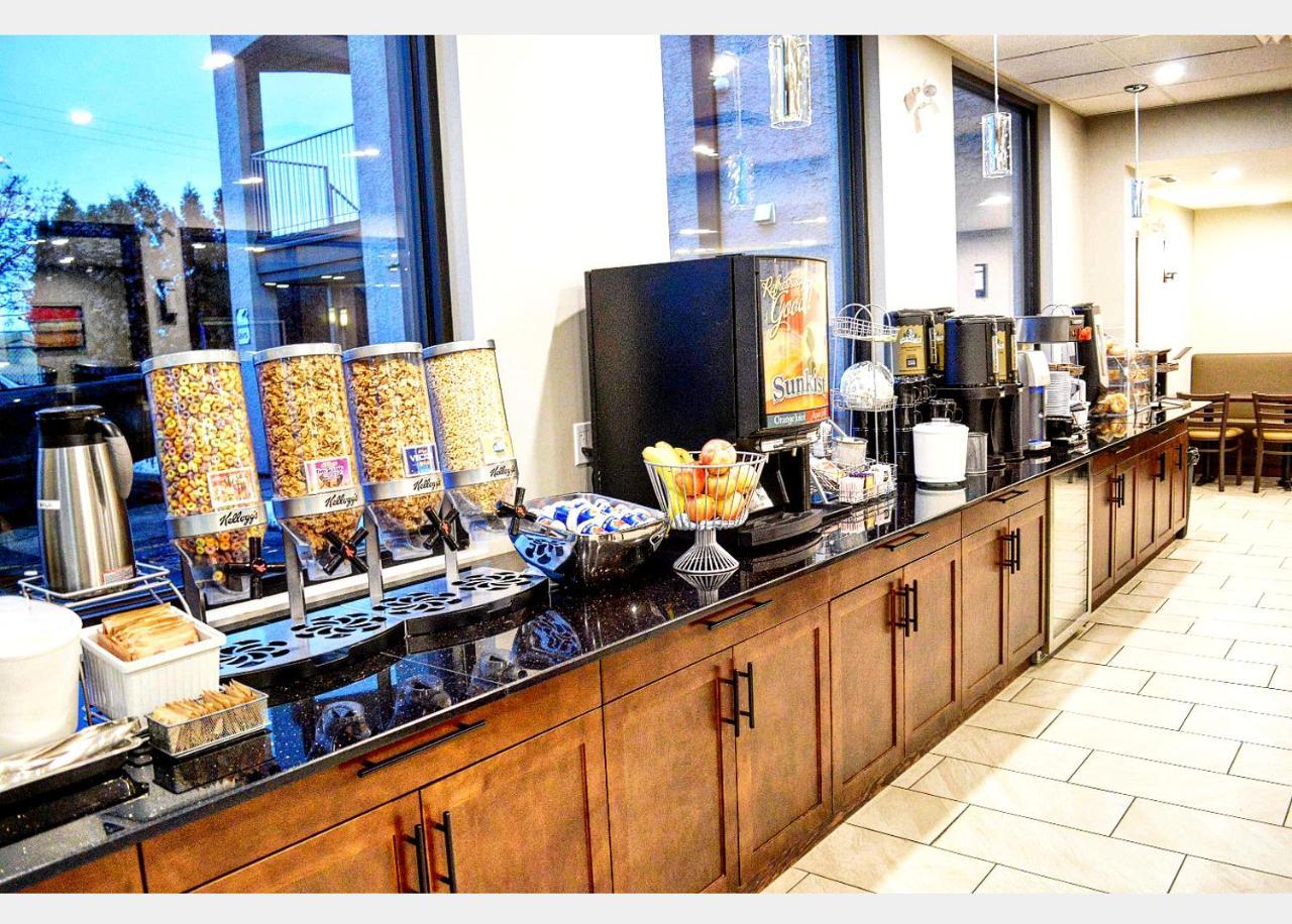 Super 8 By Wyndham Kelowna Bc Ngoại thất bức ảnh