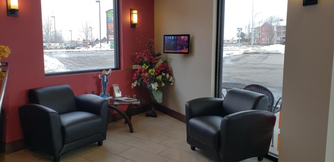 Super 8 By Wyndham Kelowna Bc Ngoại thất bức ảnh