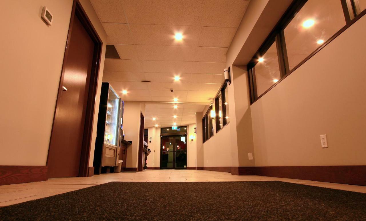 Super 8 By Wyndham Kelowna Bc Ngoại thất bức ảnh