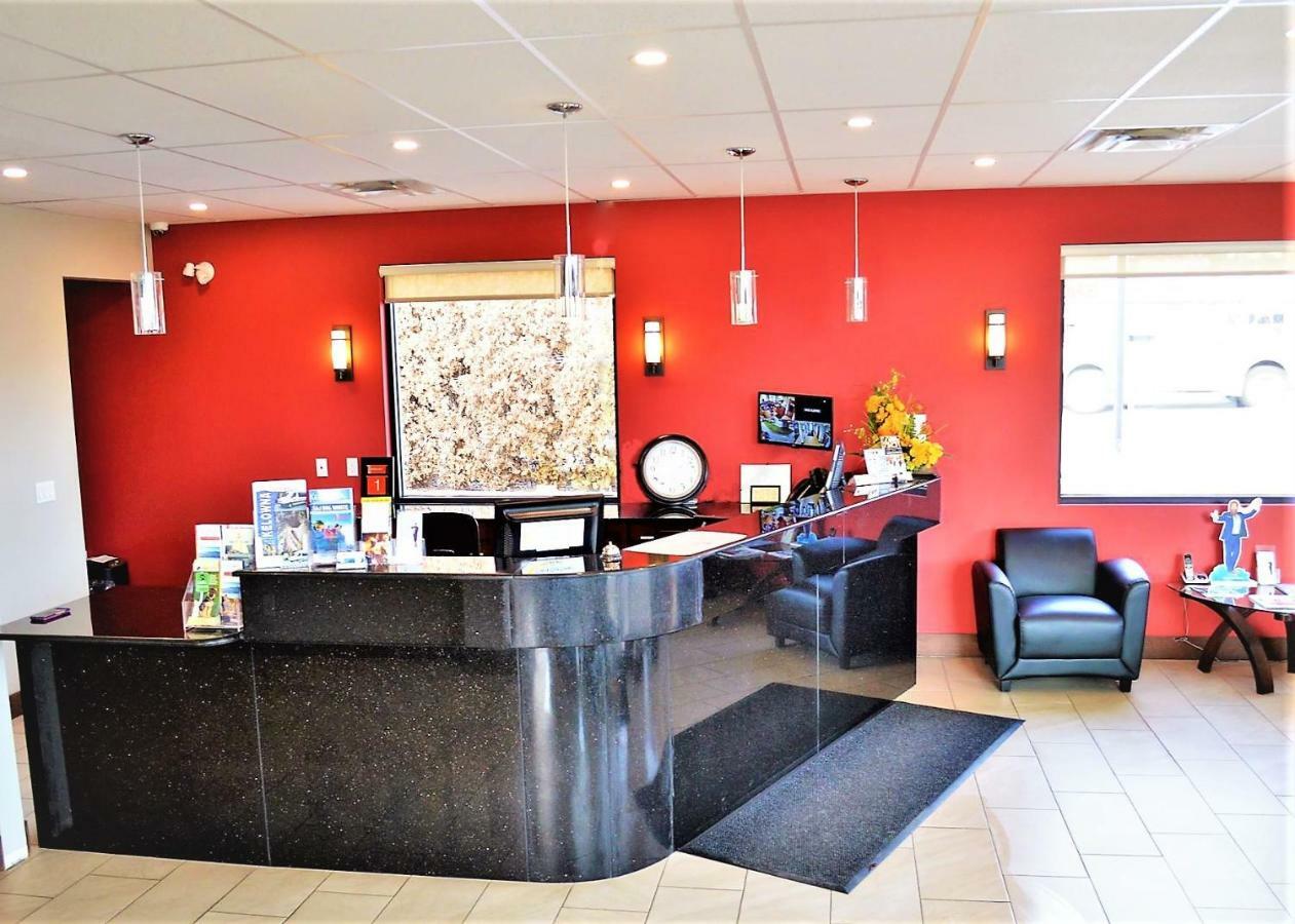 Super 8 By Wyndham Kelowna Bc Ngoại thất bức ảnh